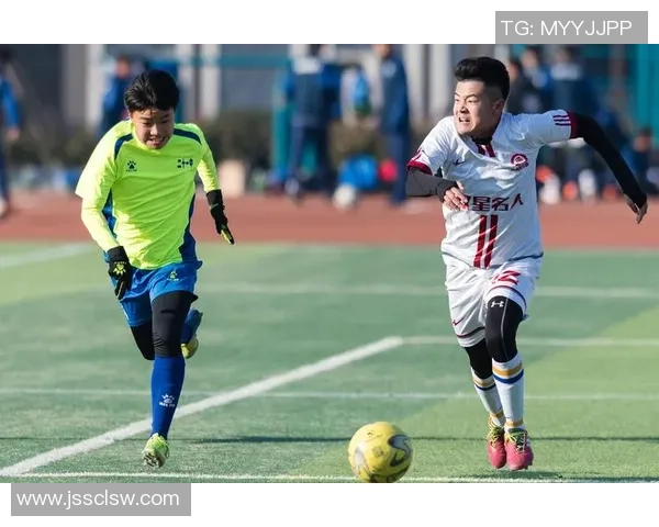 周丽的足球之路：从青涩少女到职业球员的心路历程